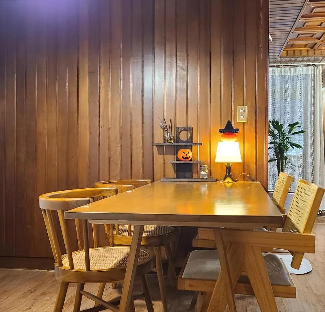 ソウル特別市Wood House Hongik Univ 6 Double Bedsアパートメント ソウル特別市